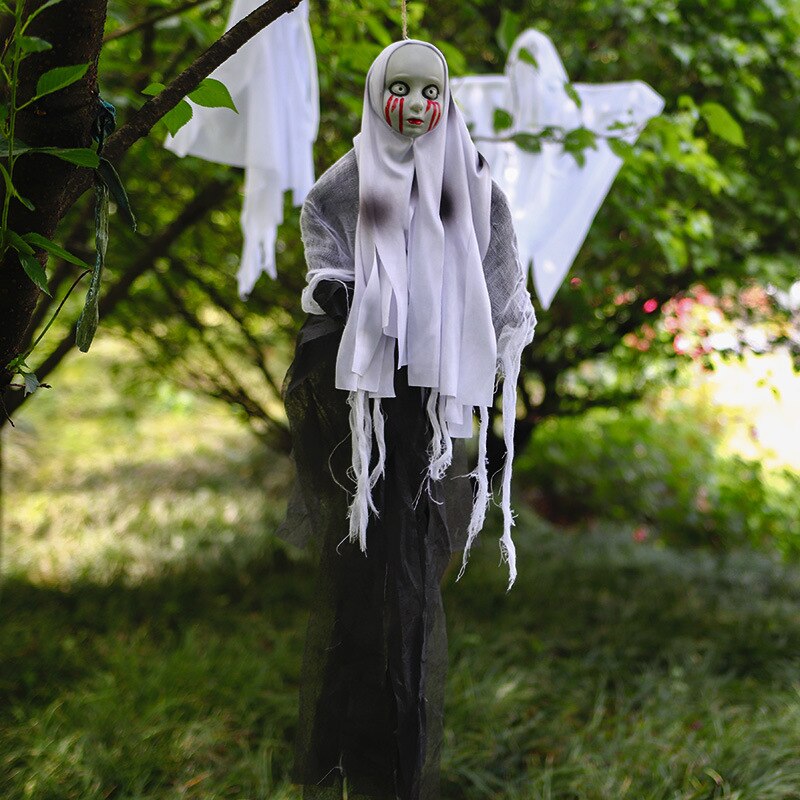 Straszna lalka dekoracja na Halloween