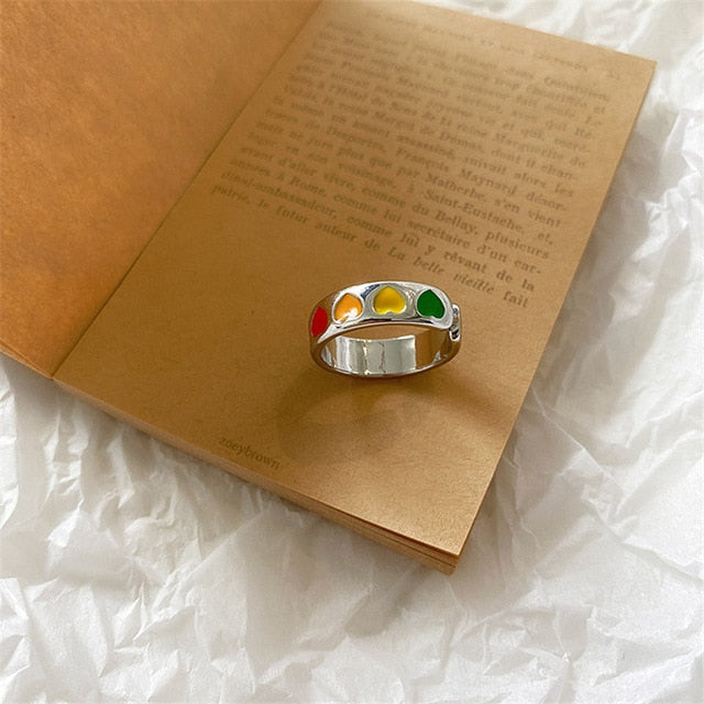 Damski pierścionek z kolorowymi serduszkami