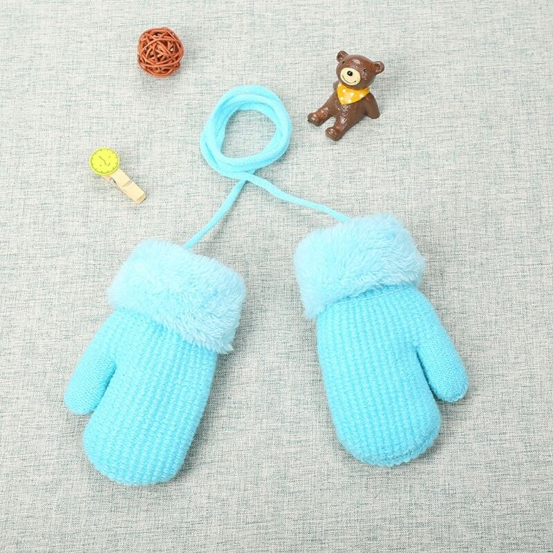 Zimowe dziecięce rękawiczki na sznurku