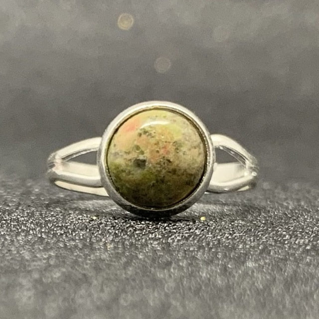 Damski pierścionek z kamieniem księżycowym