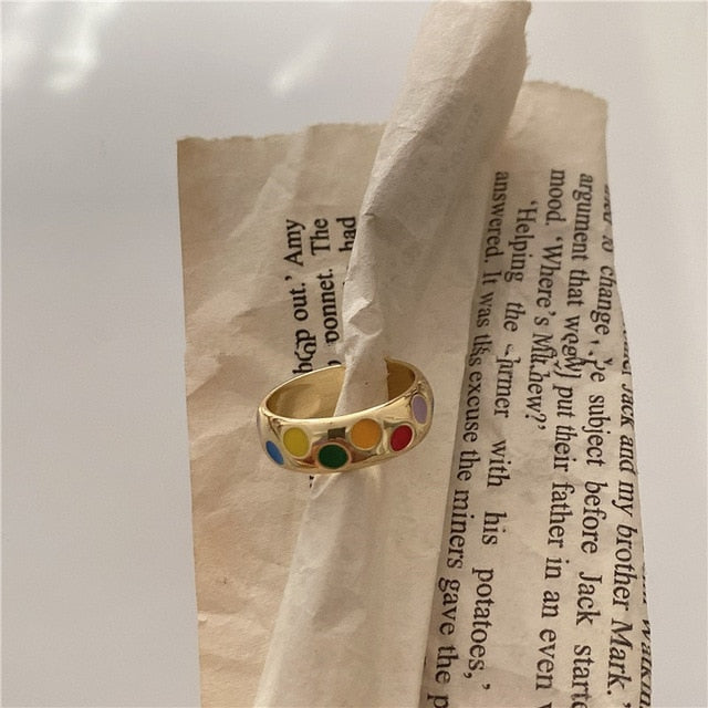 Damski pierścionek z kolorowymi serduszkami