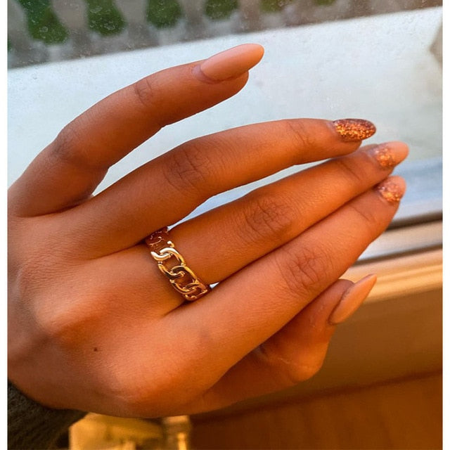 Zestaw metalowych pierścionków damskich
