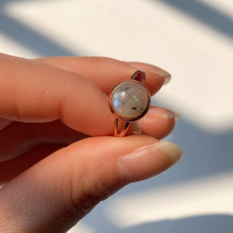 Damski pierścionek z kamieniem księżycowym